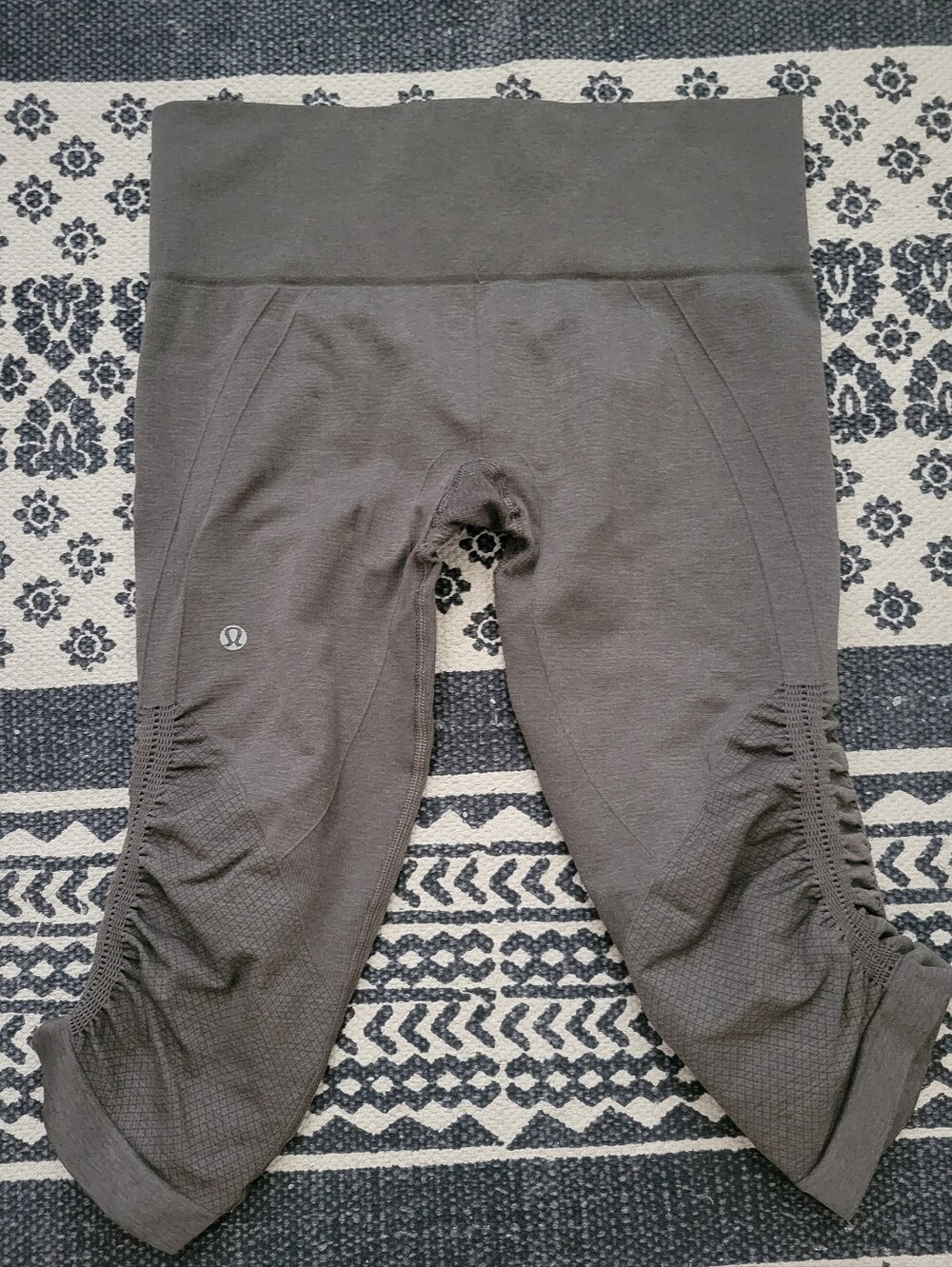 Lululemon Gray Cropped Athletic Leggings Size 6